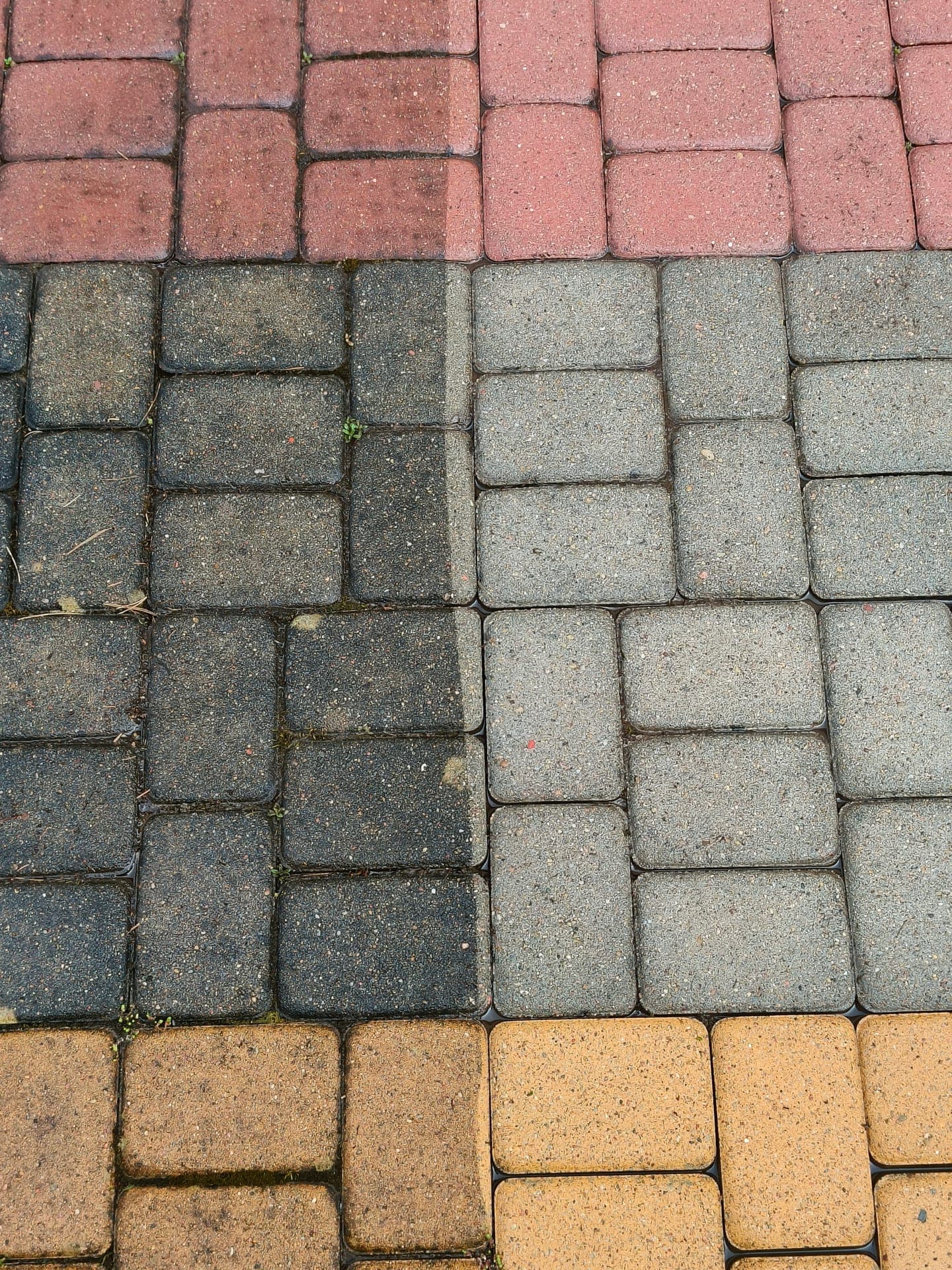 Kostka brukowa przed i po myciu ciśnieniowym — BrukWash System